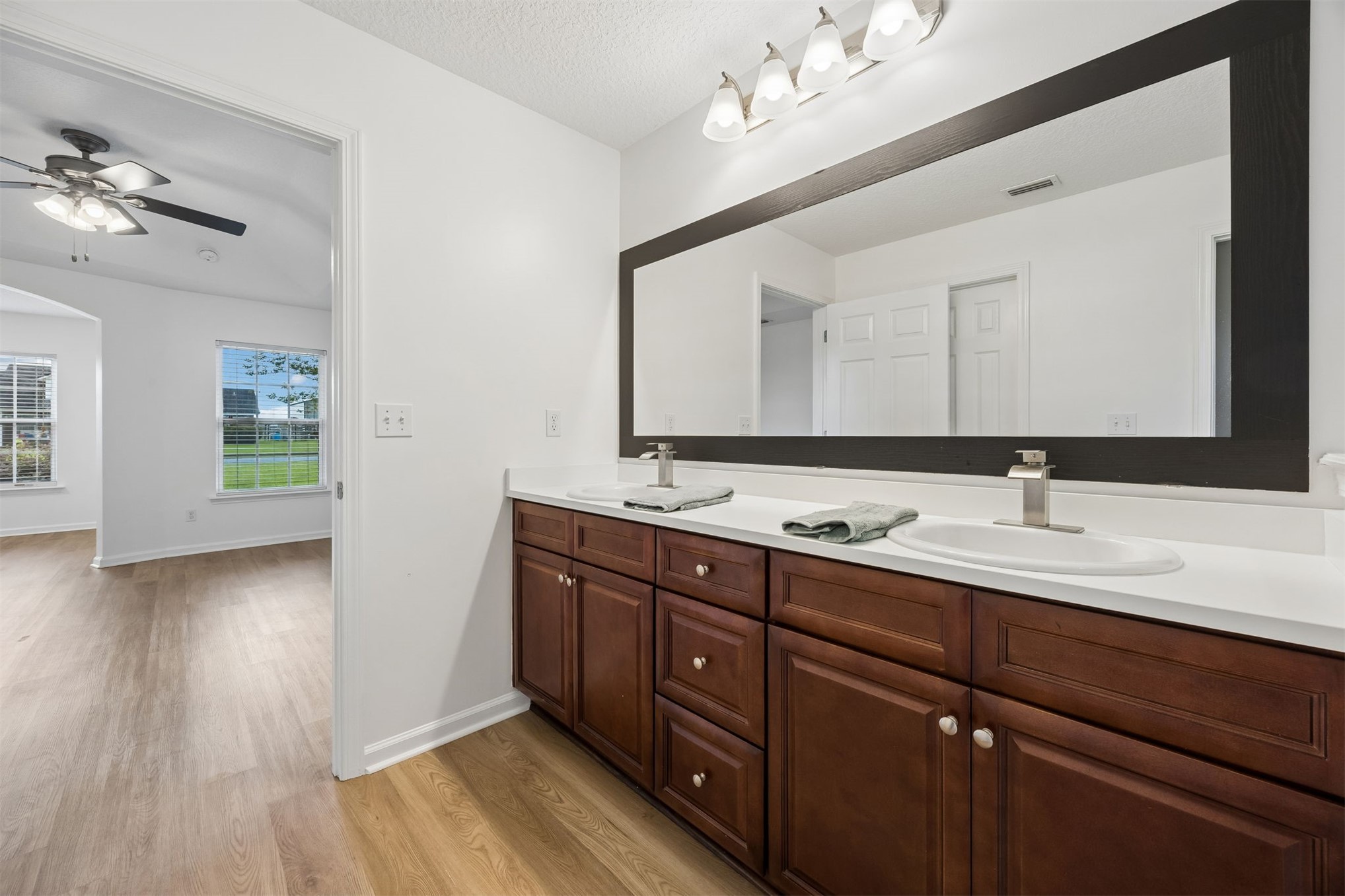 Tired of choosing between a backyard and a commute? At 54079 Amblerwoo – image 34