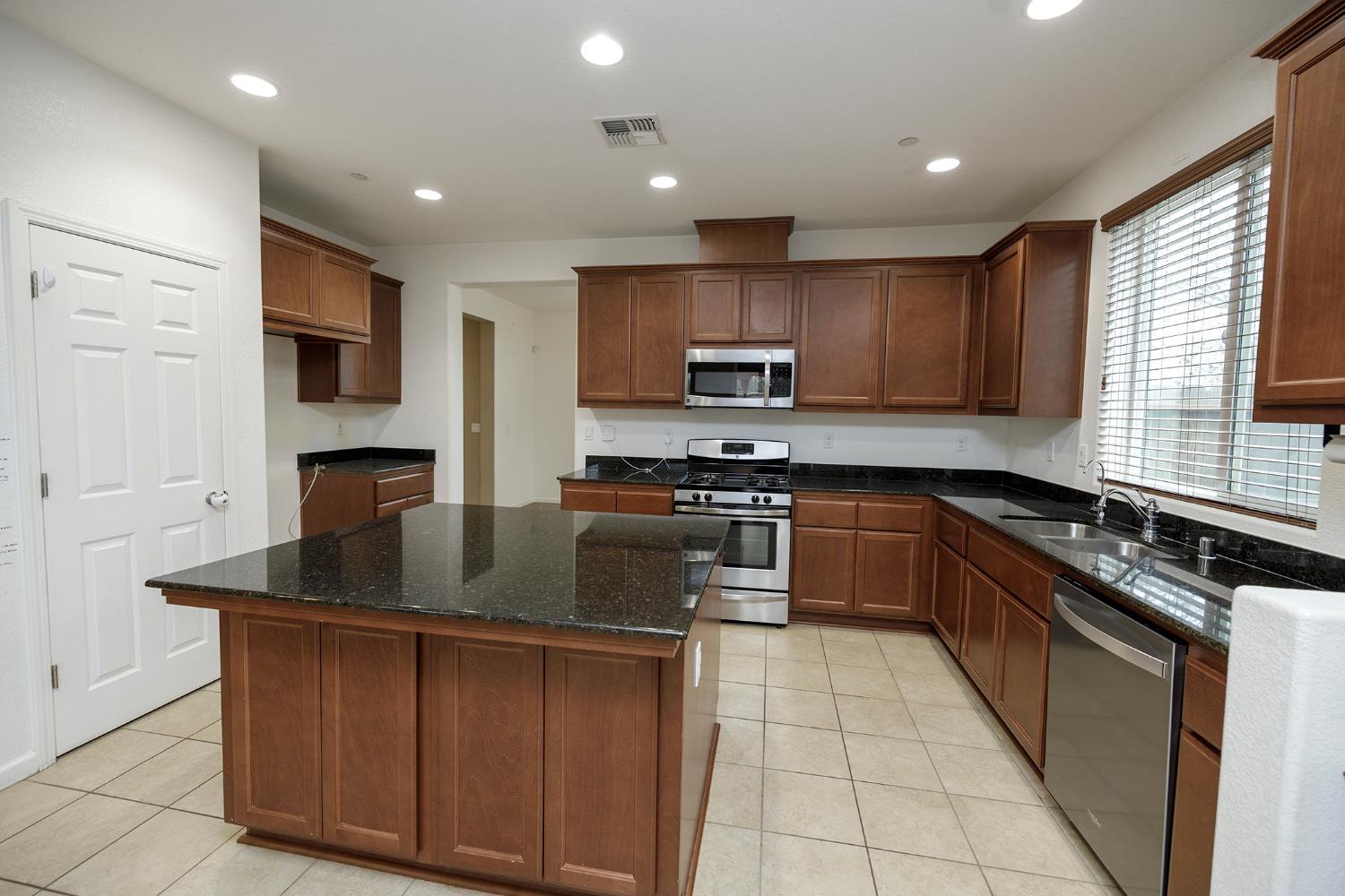 Located in a highly desirable neighborhood, this well-maintained home – image 6