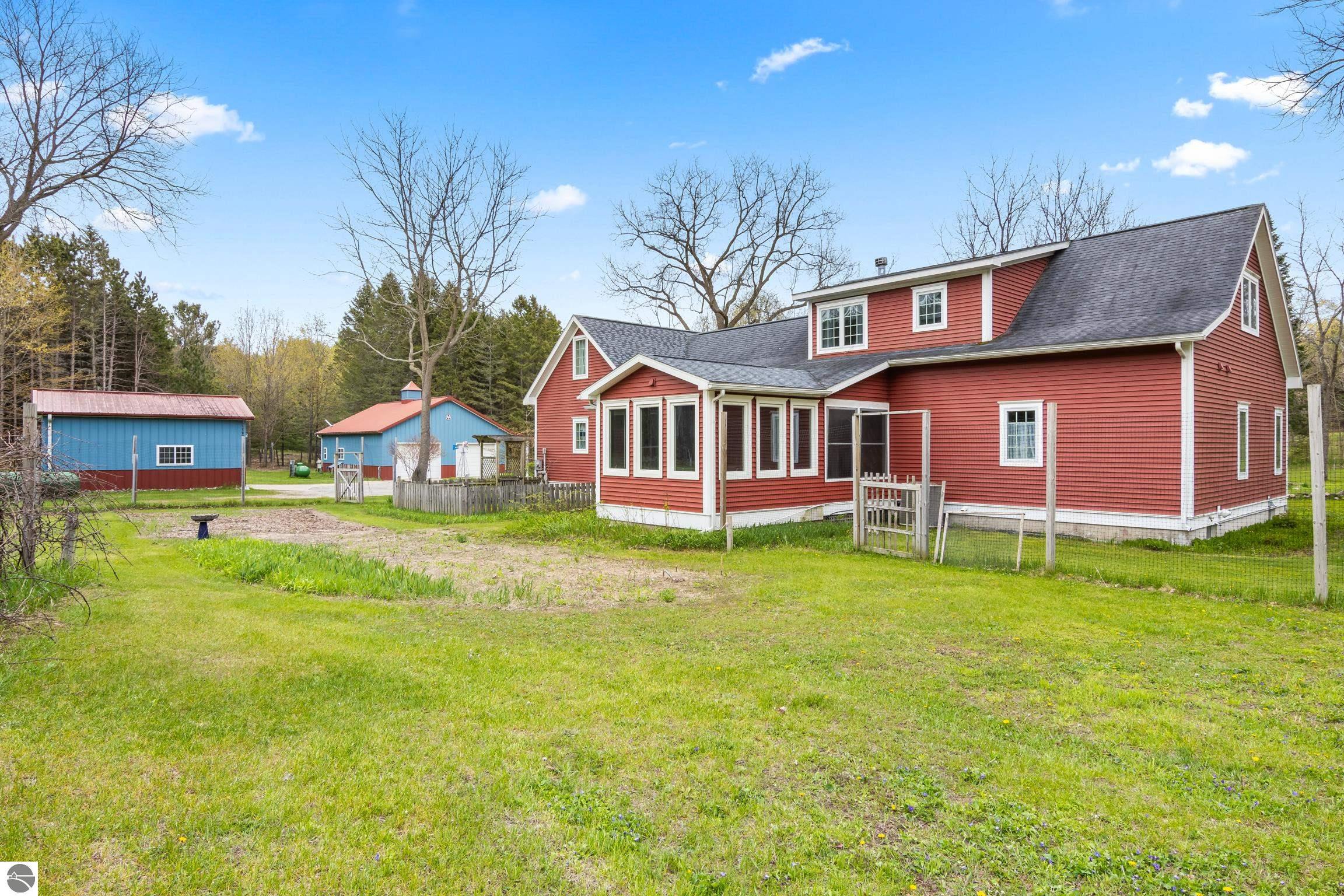 This 3-bedroom, 2.5-bath farmhouse offers a property designed for coun – image 51