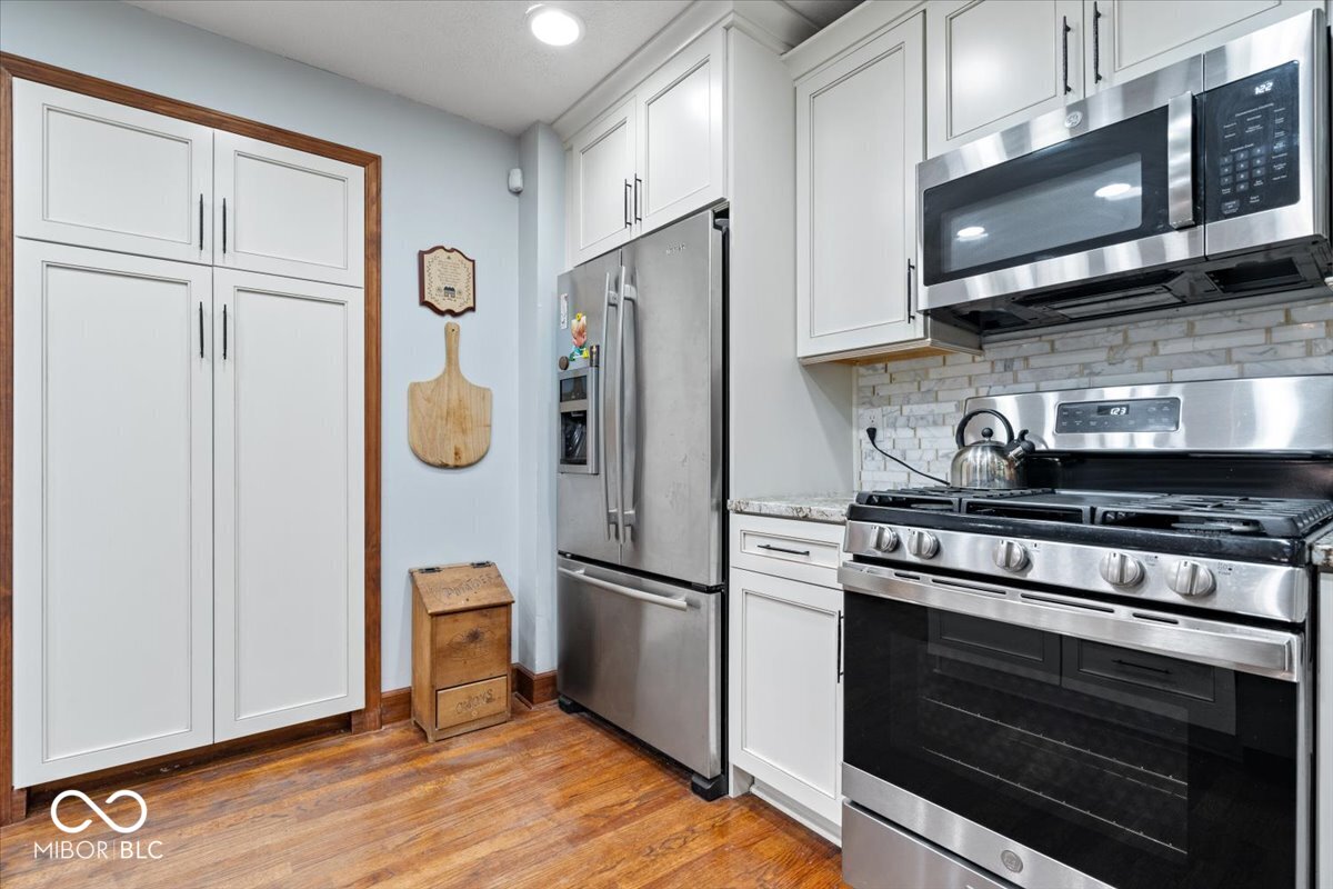Updates galore in desirable Feather Cove III! Nestled on a half-acre w – image 17