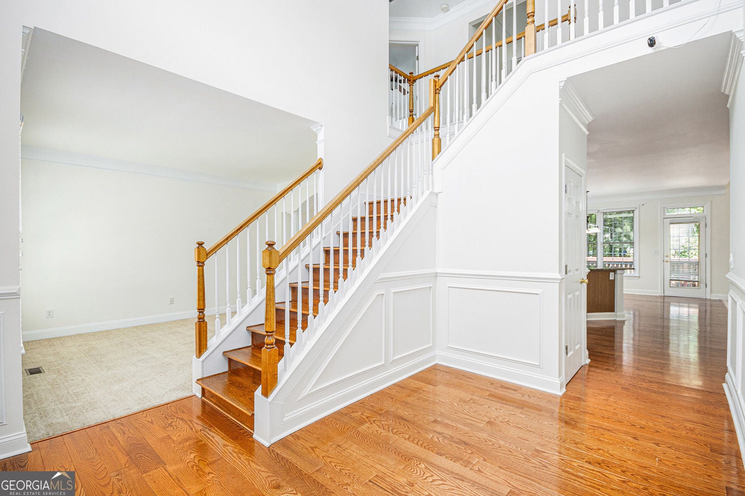 Fully finished basement with refined lakefront living in this beautifu – image 32