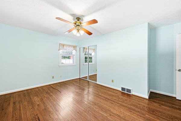 Welcome to this beautiful home that’s gleaming with pride and perfecti – image 39