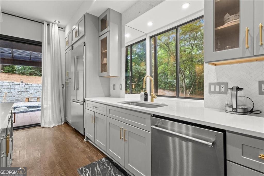 Gracious proportions and well-defined living spaces offer the perfect – image 14