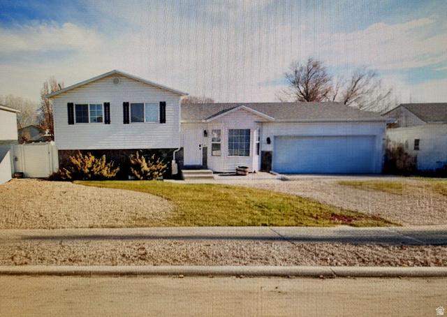 Enjoy the perfect blend of comfort and convenience in this Lehi home n