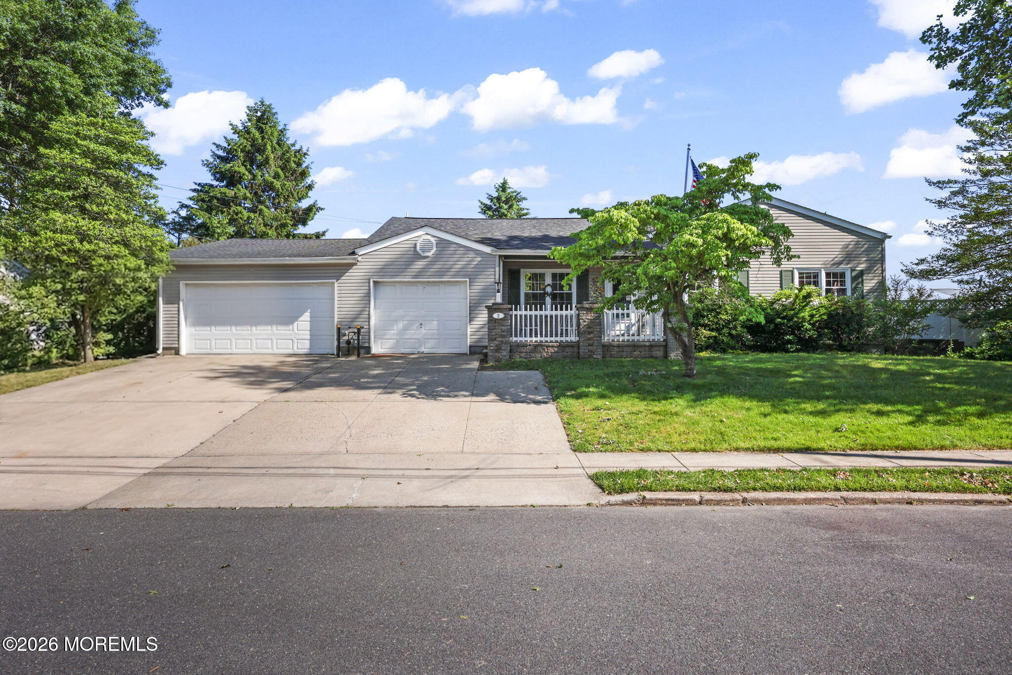 Opportunity awaits,this spacious ranch-style home offers 3 bedrooms, 1 – image 1