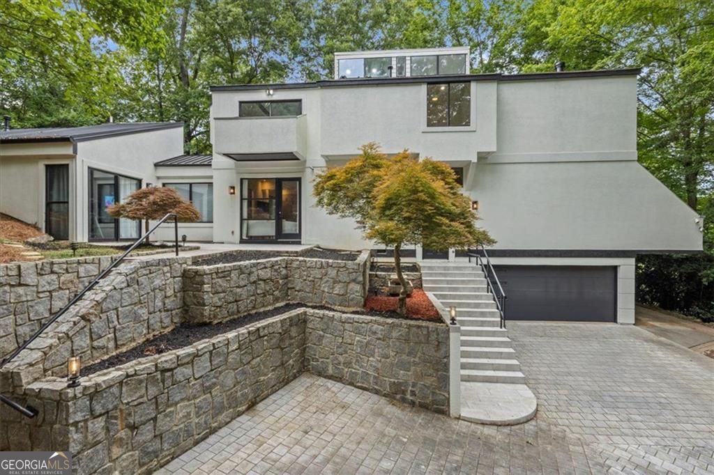 Gracious proportions and well-defined living spaces offer the perfect – image 3