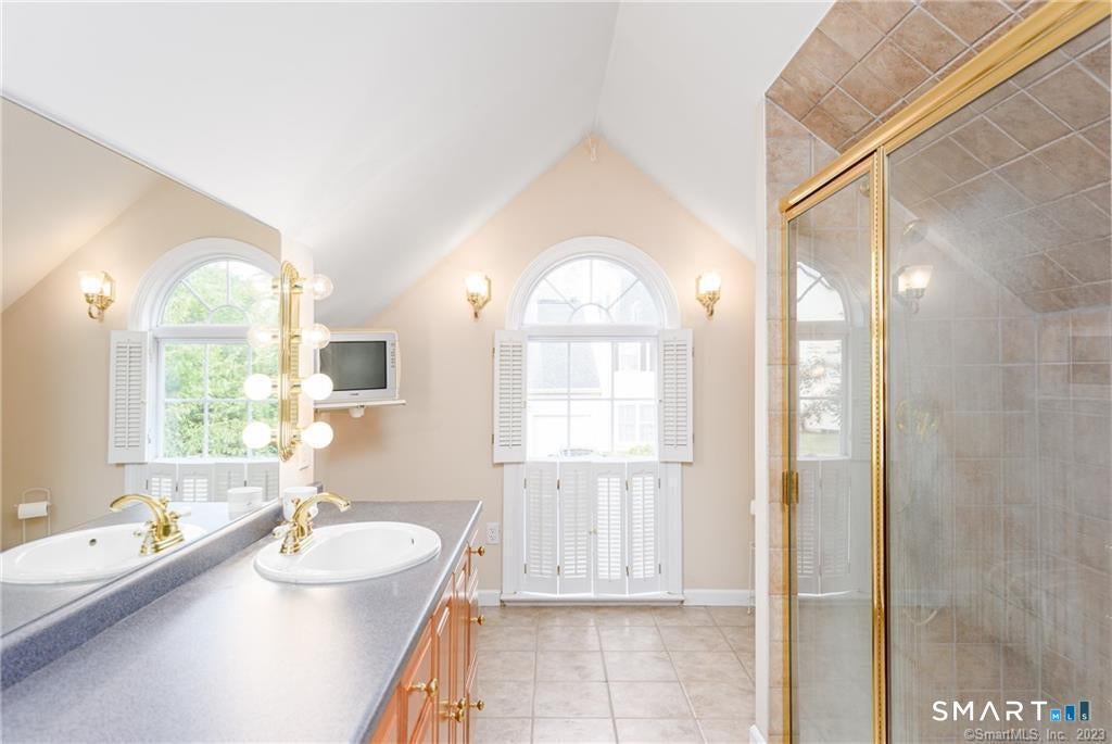 SPECTACULARLY DESIRABLE LOCATION! This rare-to-market single family is – image 32