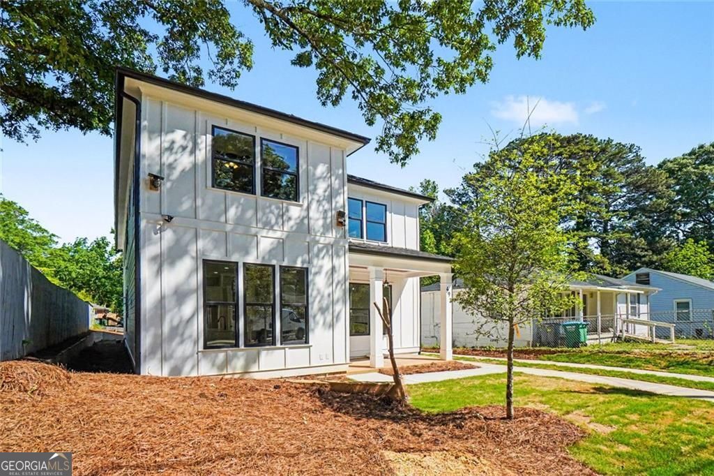 Welcome to this beautifully designed two-story home conveniently locat – image 3