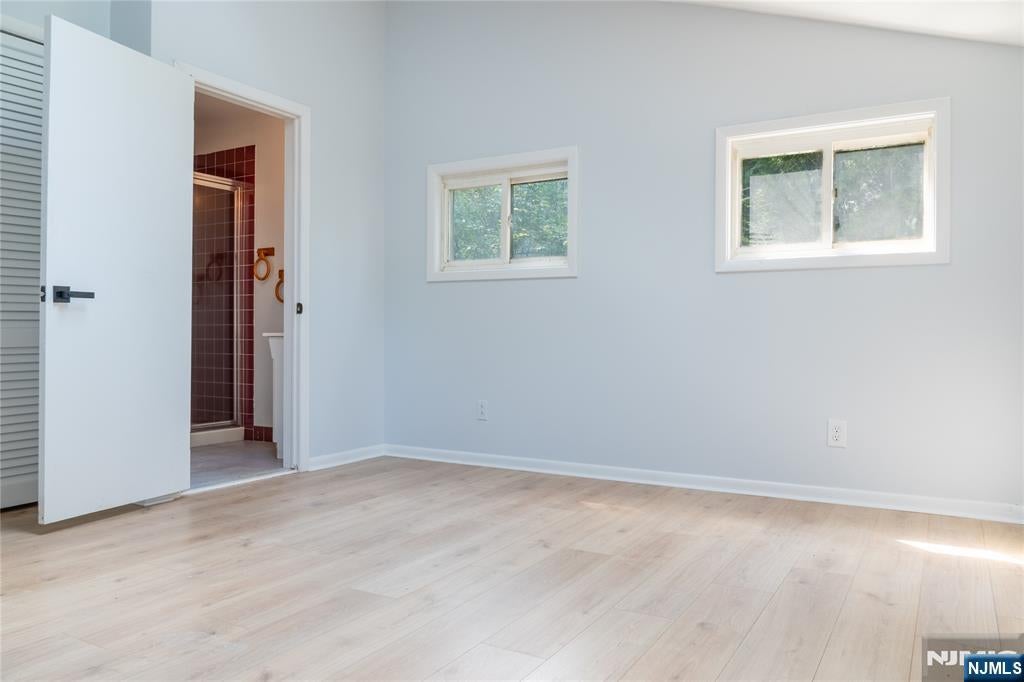 Welcome to 25 Lakeview Drive in Emerson! This beautifully renovated 3- – image 29