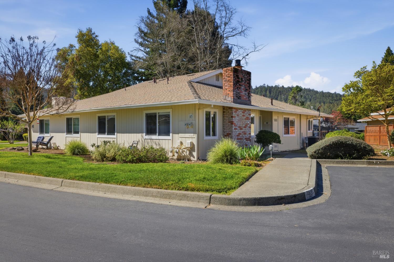 Welcome to the highly sought-after Aspen Meadows community in Oakmont, – image 4