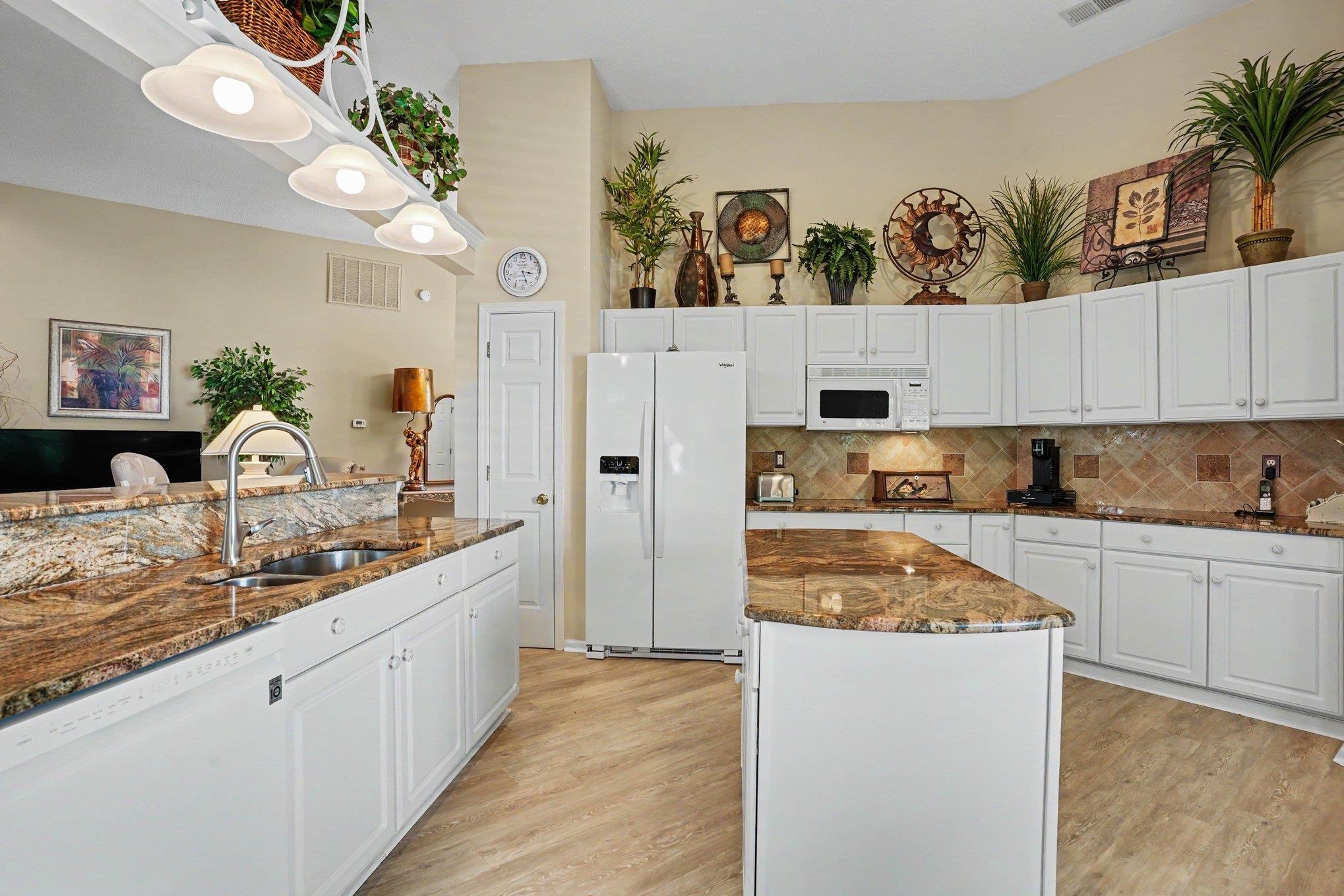 Do not miss this gorgeous updated 3 bed 2 bath single level home locat – image 16