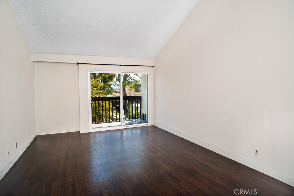 Spacious 3-bedroom, 2-bathroom town-house located in the highly desira – image 5