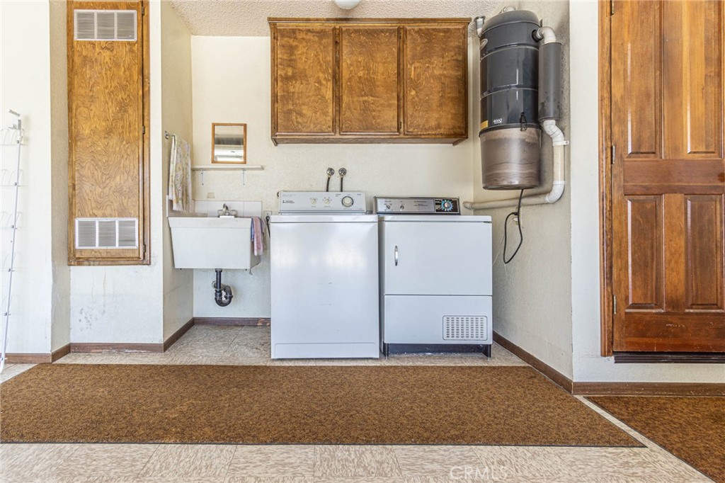 Something is refreshing about a home that actually gives you room to b – image 57