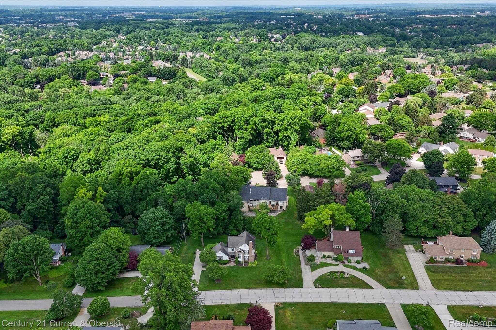 Welcome to 30999 Sudbury Street in Farmington Hills. This beautifully – image 76