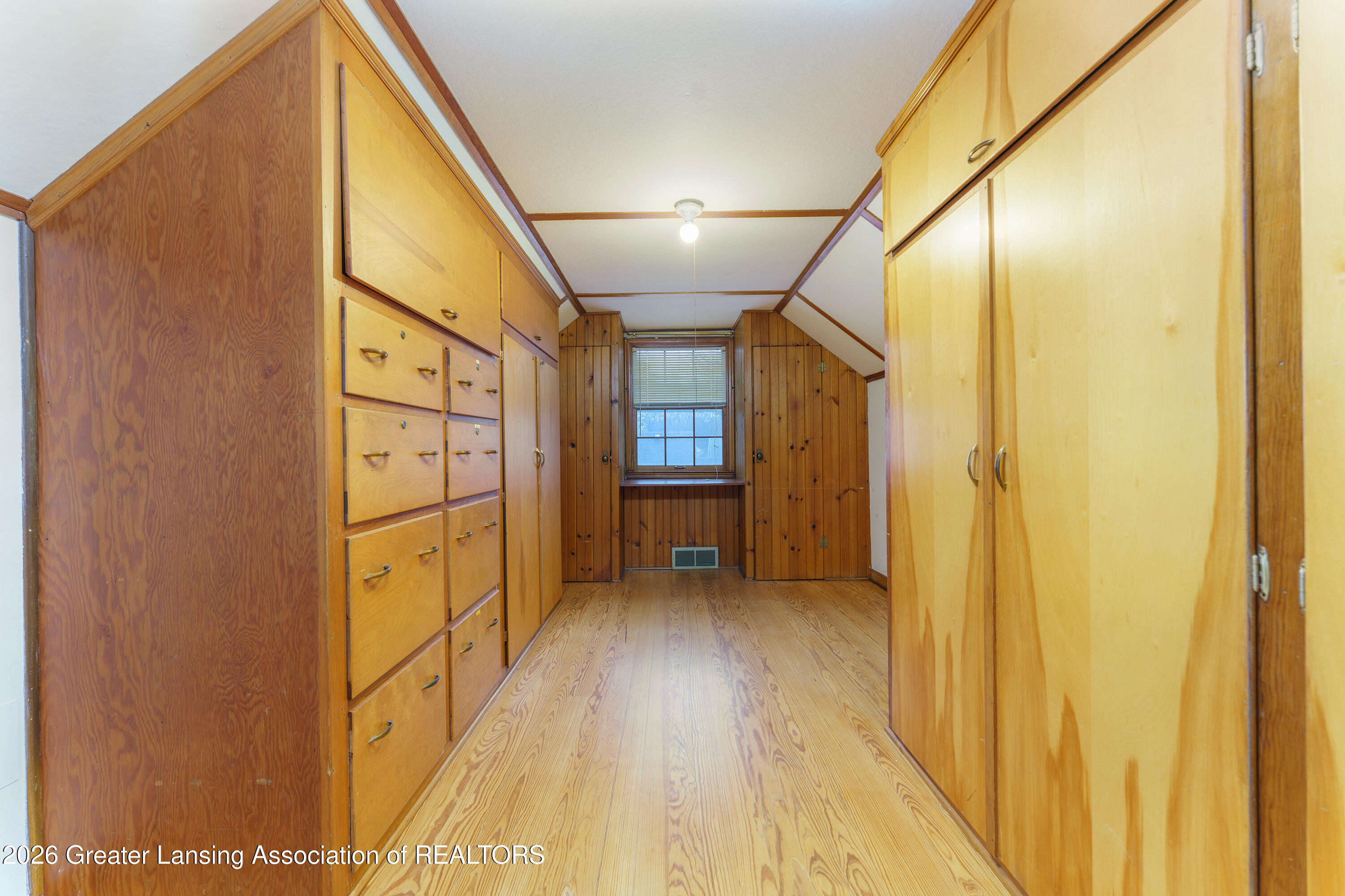 A rare opportunity to score a quintessential Glencairn gem! Gorgeous c – image 66