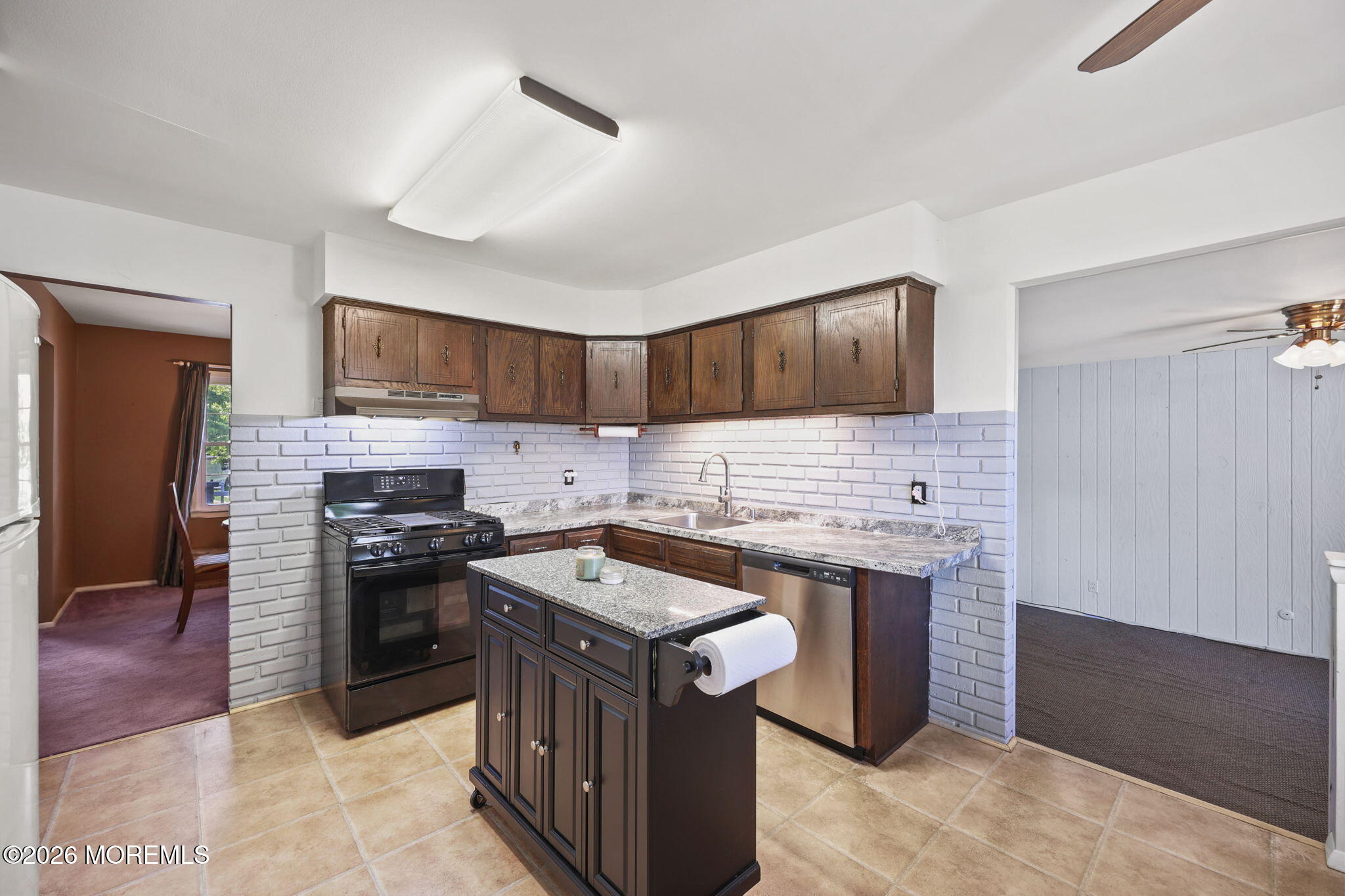 Opportunity awaits,this spacious ranch-style home offers 3 bedrooms, 1 – image 23