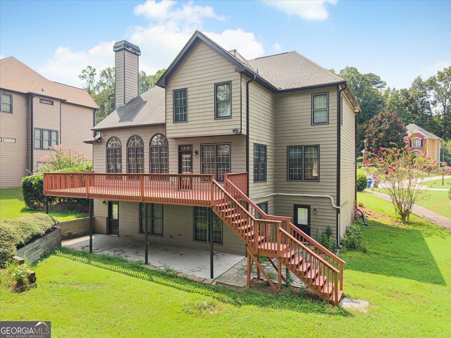 Fully finished basement with refined lakefront living in this beautifu – image 3