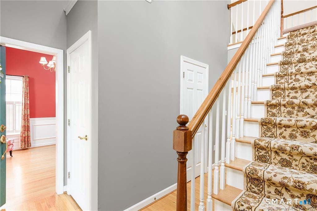 SPECTACULARLY DESIRABLE LOCATION! This rare-to-market single family is – image 6