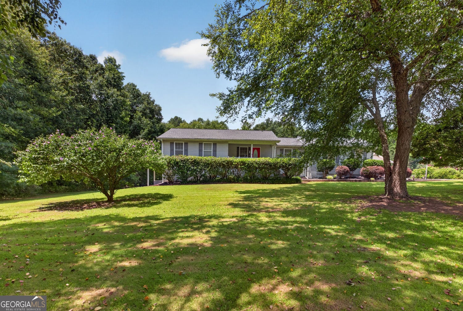 Welcome to your own private retreat in Palmetto, Georgia! Situated on – image 1