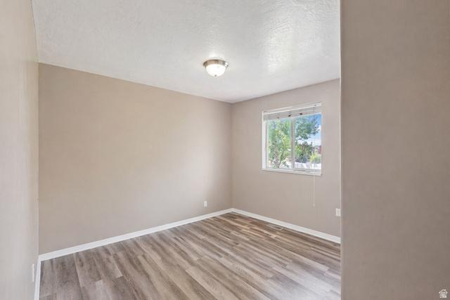 Welcome to 595 Banbury Circle, a well-maintained split-level home loca – image 7
