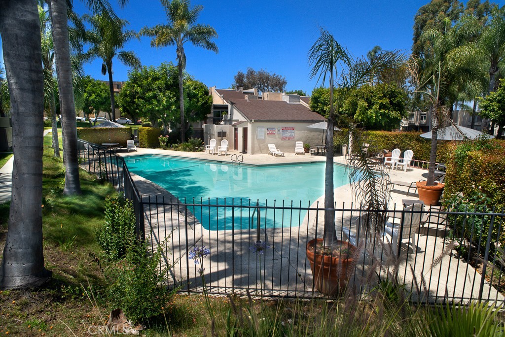 Spacious 3-bedroom, 2-bathroom town-house located in the highly desira – image 14