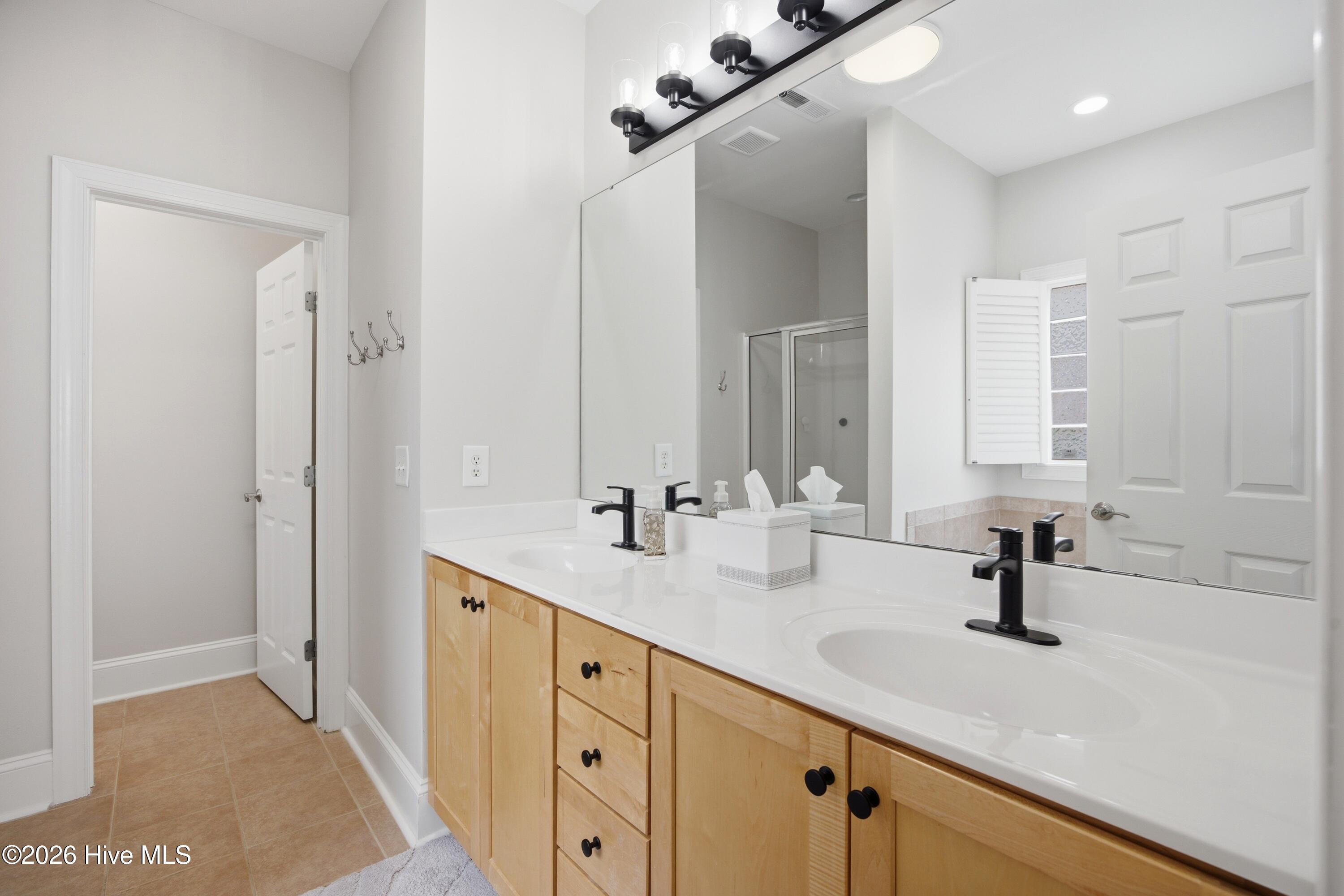 Welcome to this beautifully updated brick home featuring 4 bedrooms an – image 26