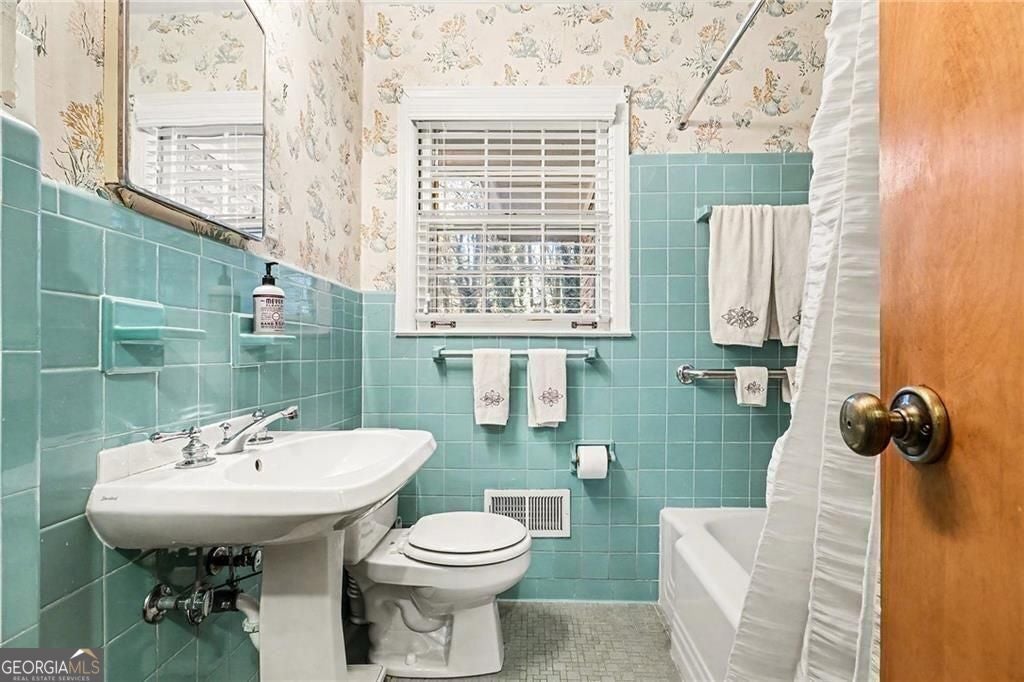 Classic four bedroom ranch in the Lakeside High School district. Step – image 24