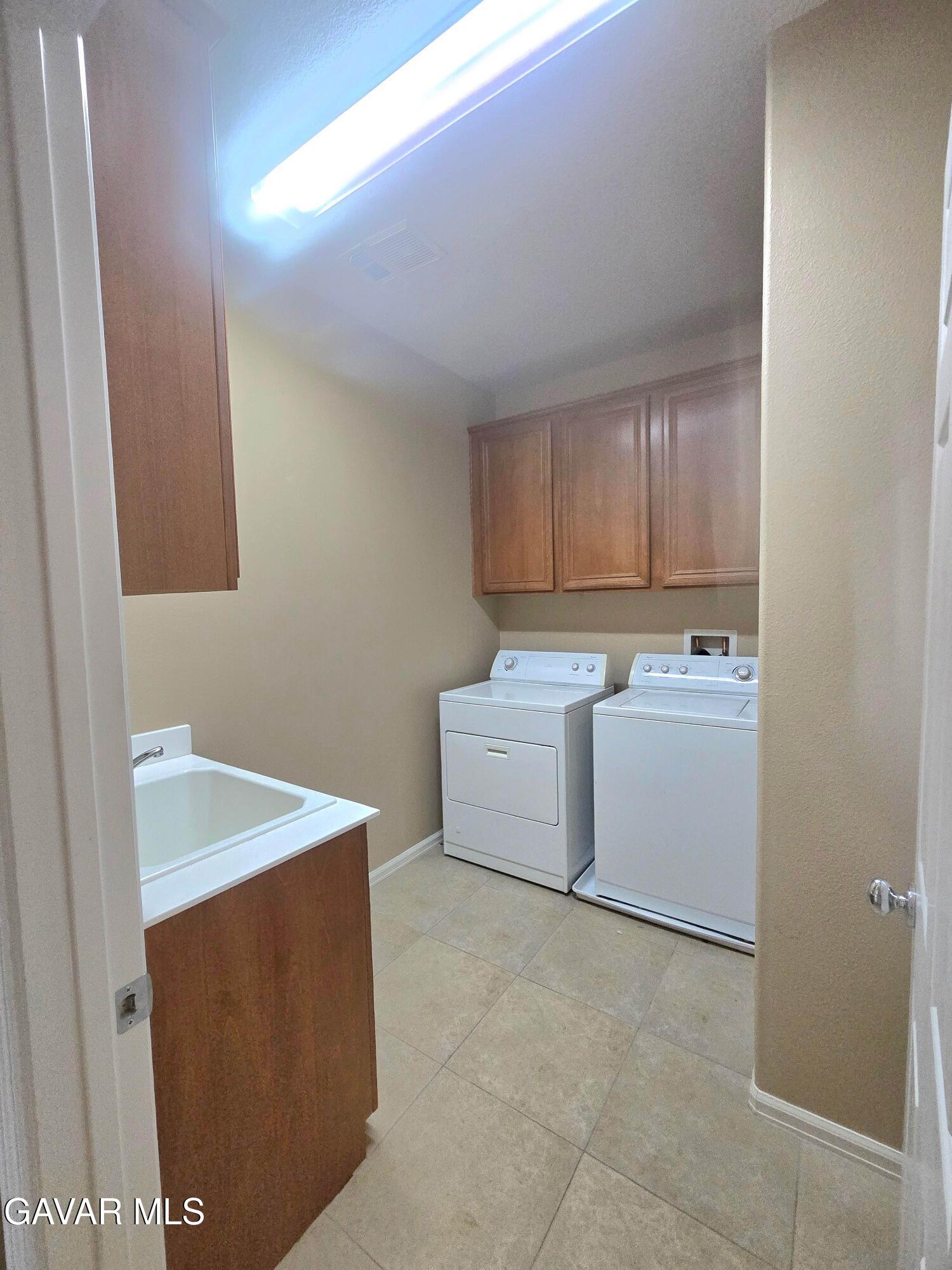 Stunning 5-bedroom, 4-bathroom, 2-story single-family home in the high – image 24