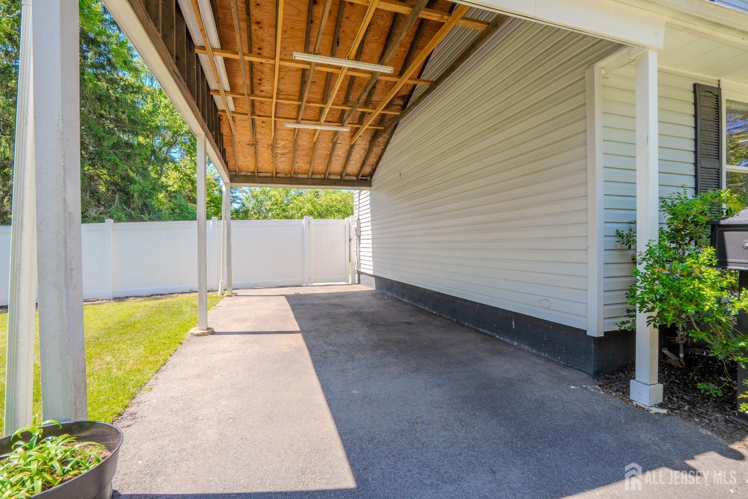 This lovely Cape Cod-style home is located in the highly desirable Far – image 33