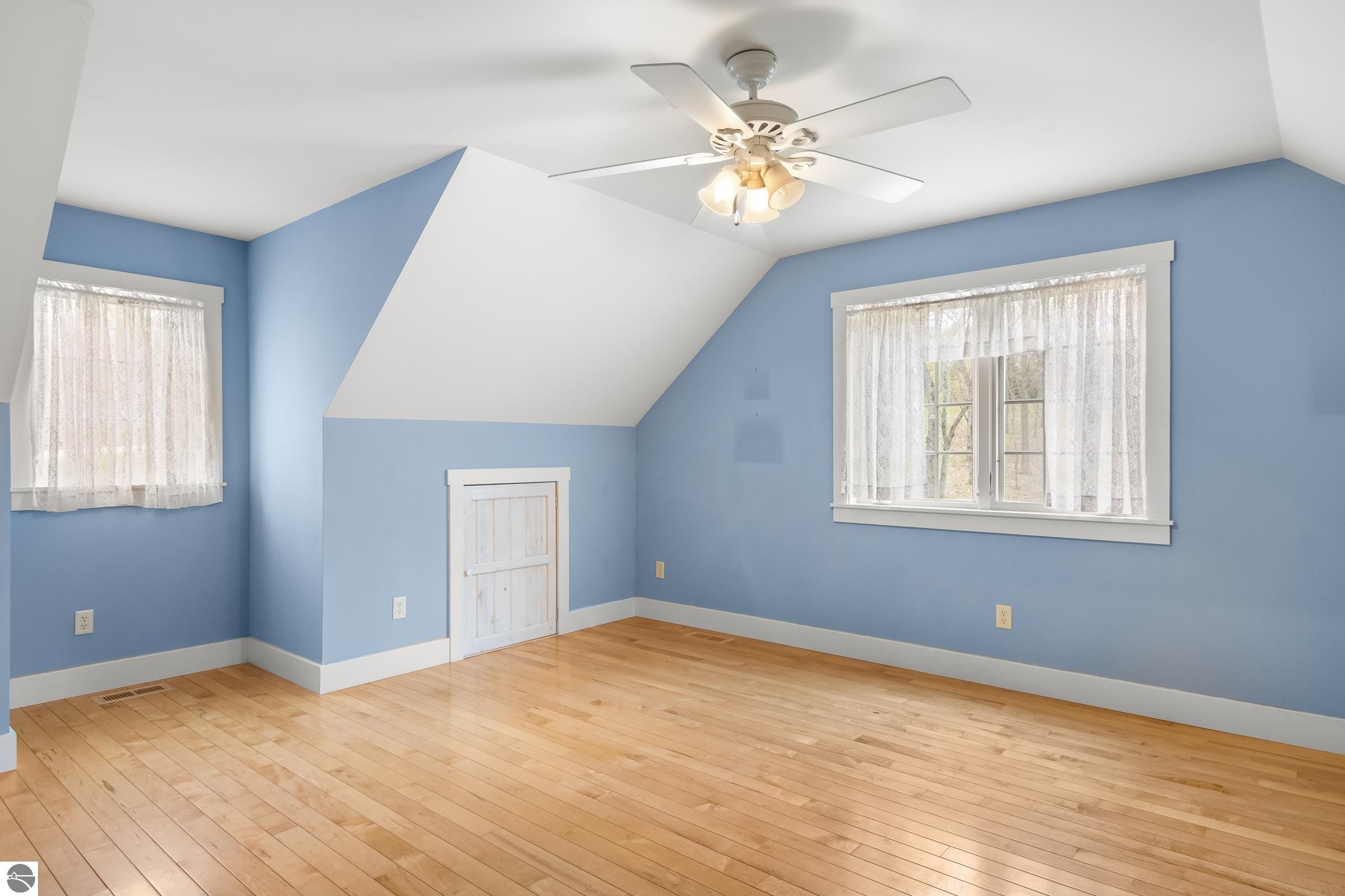 This 3-bedroom, 2.5-bath farmhouse offers a property designed for coun – image 28