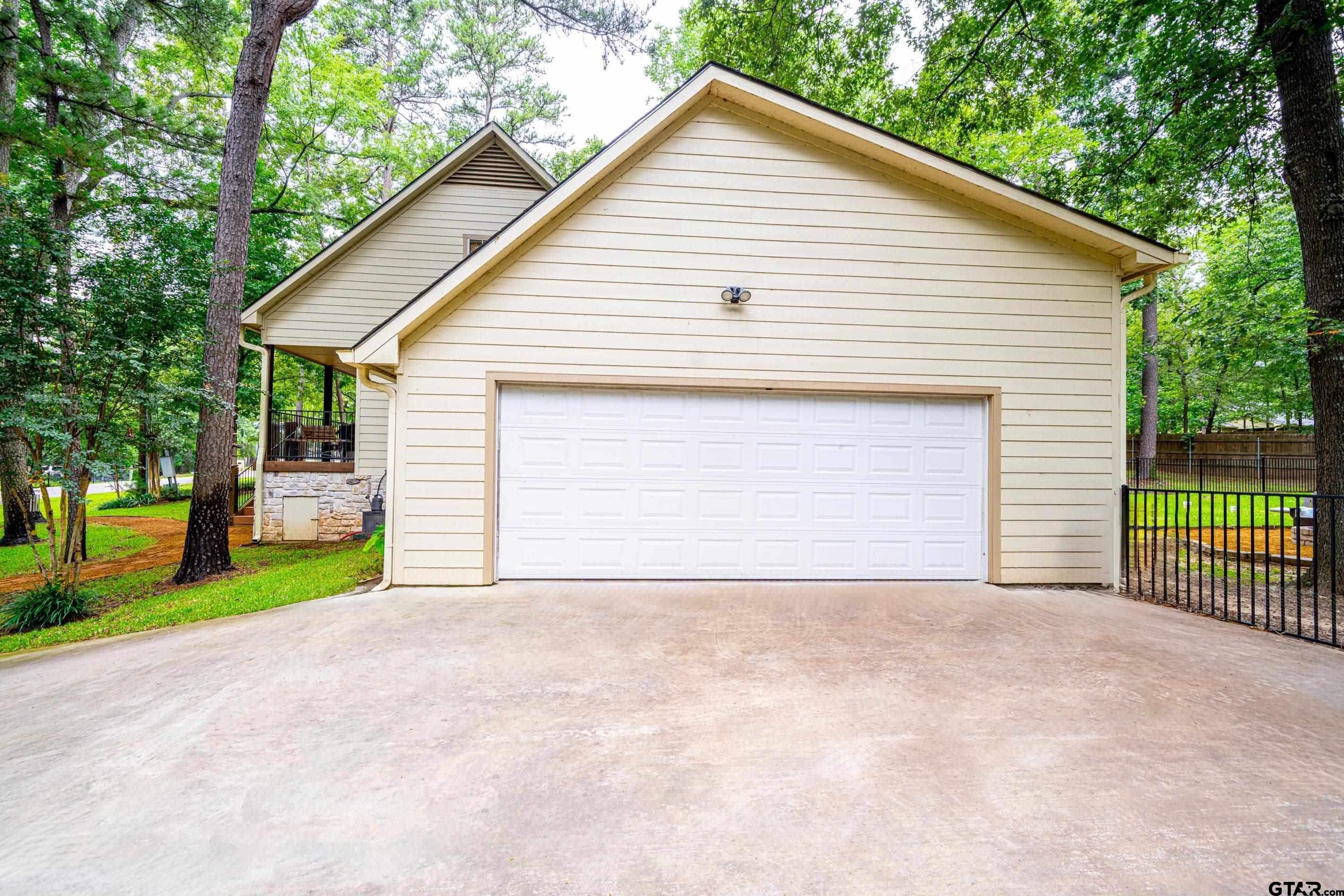 Located in the sought-after Tall Tree subdivision just across the stre – image 24