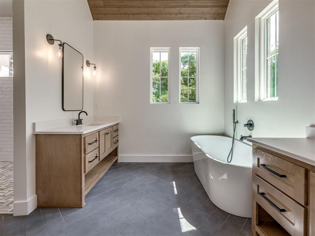 Amid the wooded charm of Arcadia, 12925 Broken Arrow offers a perfect – image 19
