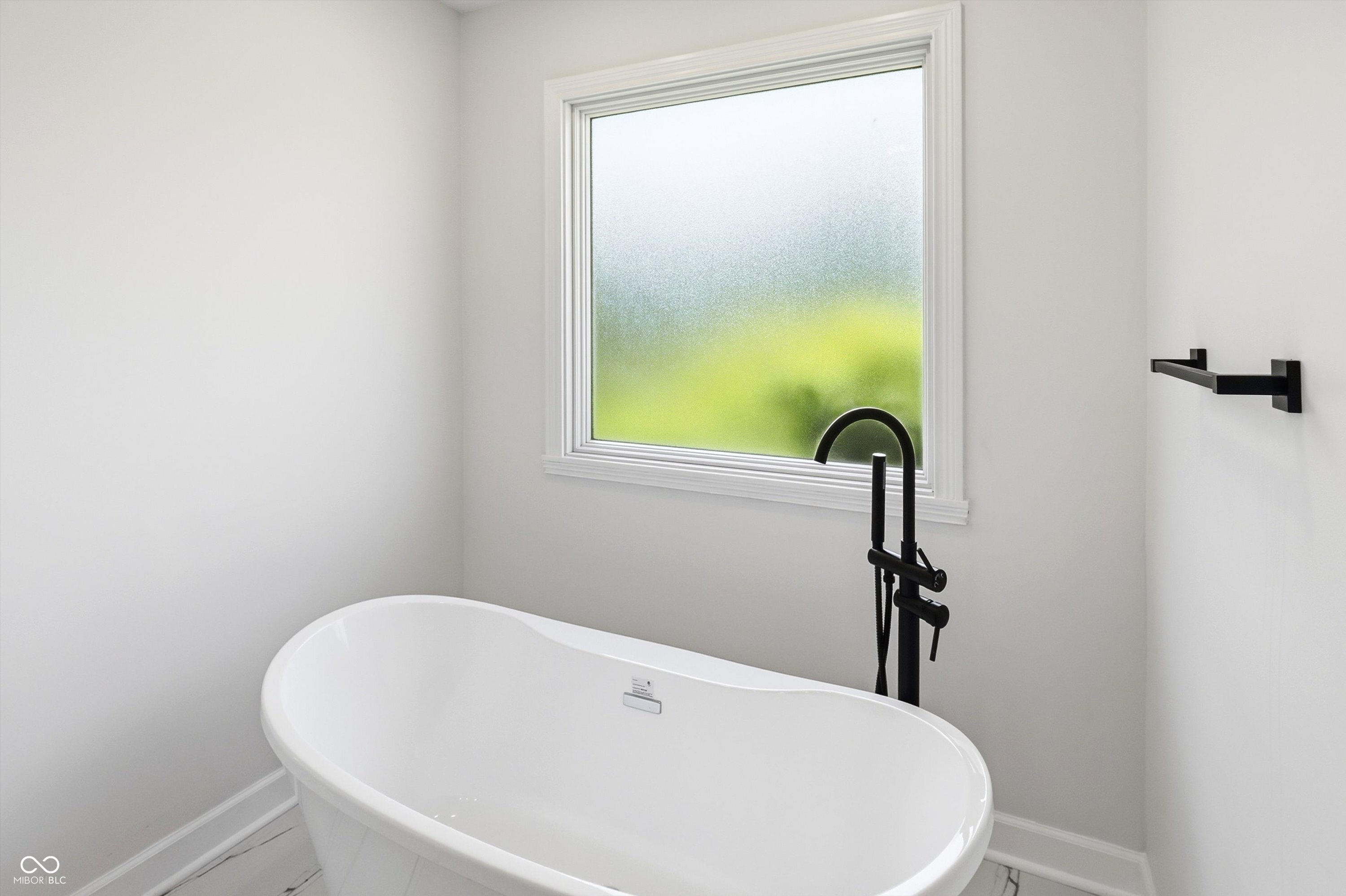 Welcome to this beautifully updated home in the highly sought-after Wa – image 45