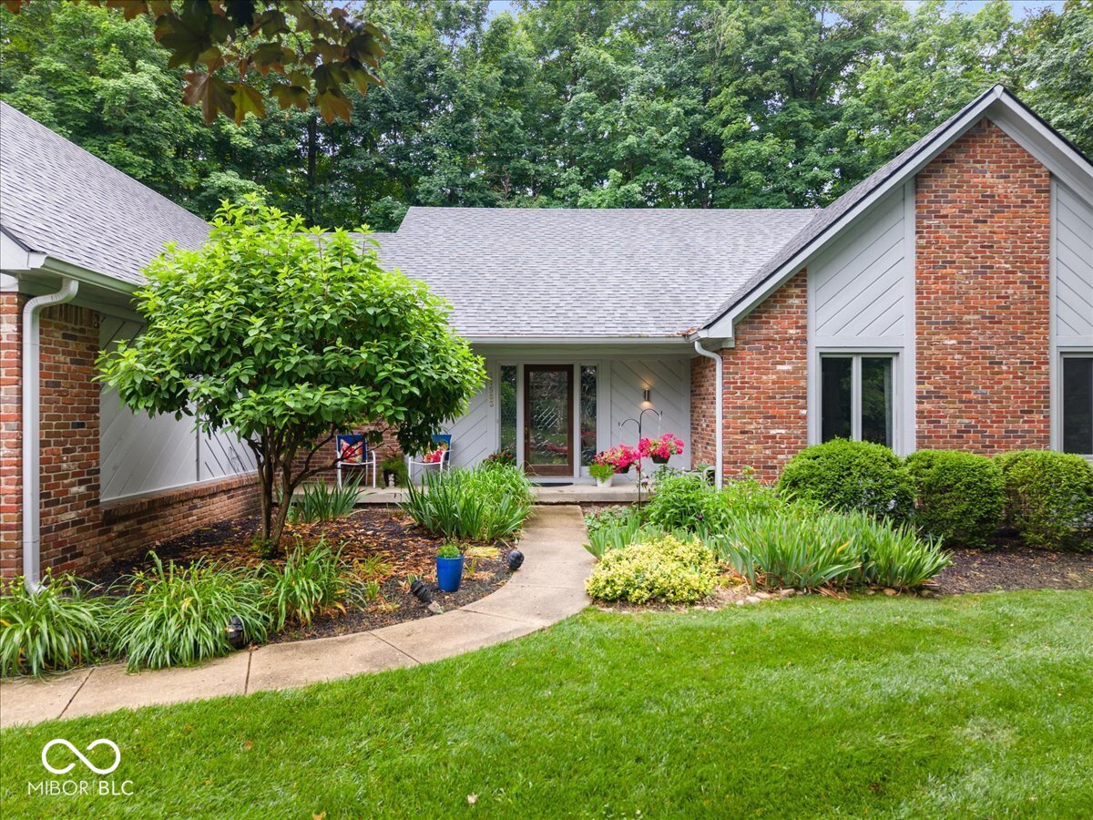 Updates galore in desirable Feather Cove III! Nestled on a half-acre w – image 4