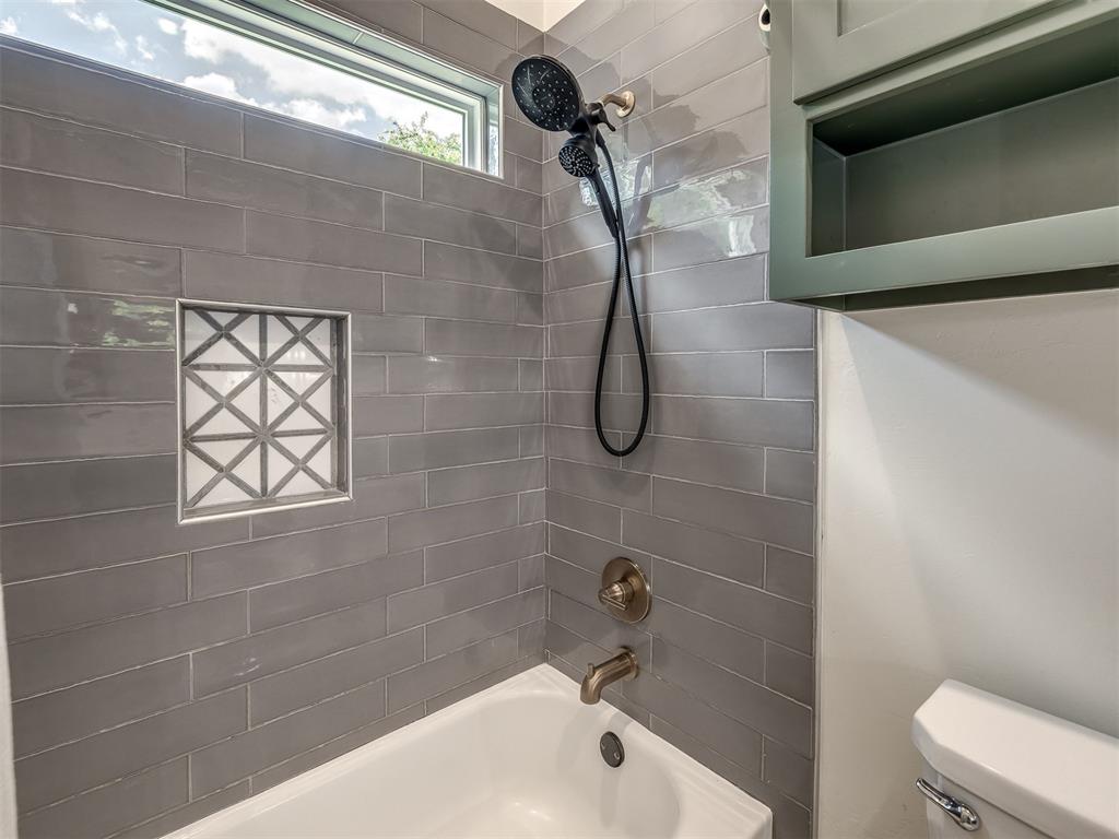 Amid the wooded charm of Arcadia, 12925 Broken Arrow offers a perfect – image 30