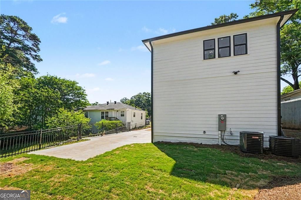 Welcome to this beautifully designed two-story home conveniently locat – image 29