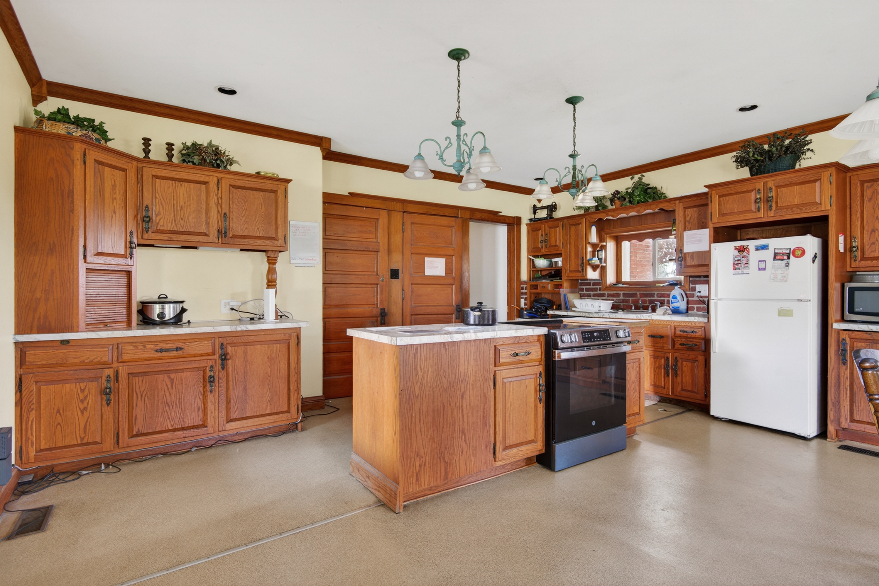 Endless possibilities await at 4023 Minute Drive! This unique and beau – image 6