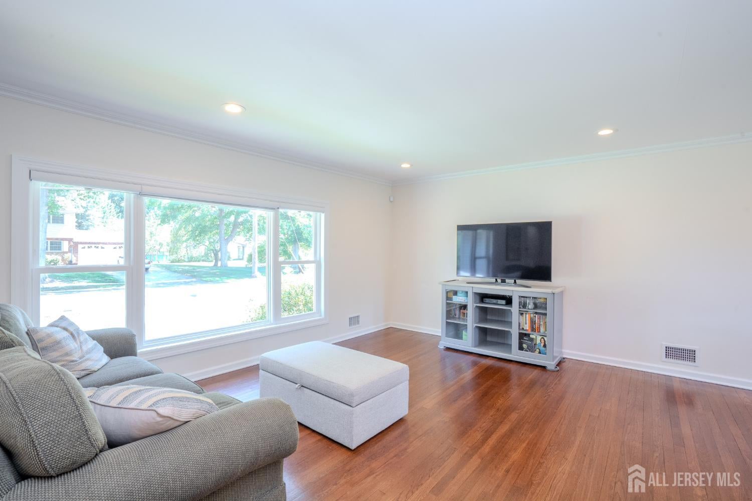 This lovely Cape Cod-style home is located in the highly desirable Far – image 6