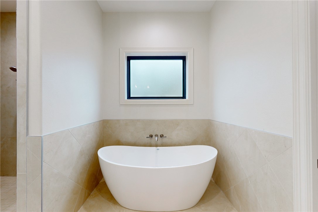 Elegant and refined new construction home located in the esteemed Mira – image 12