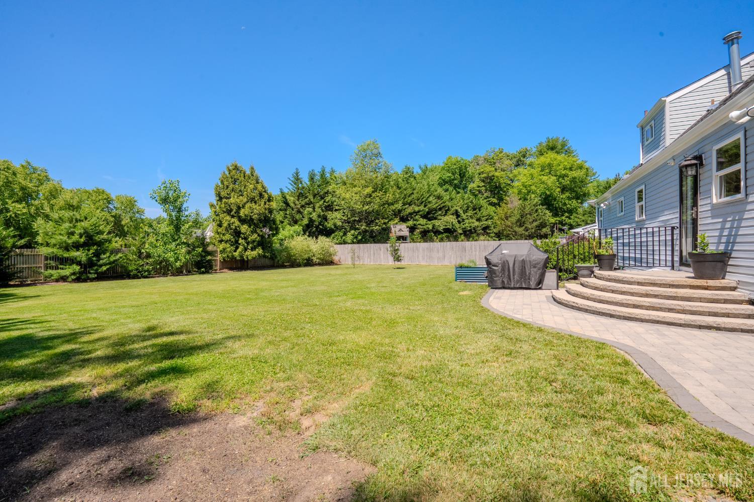 This lovely Cape Cod-style home is located in the highly desirable Far – image 29
