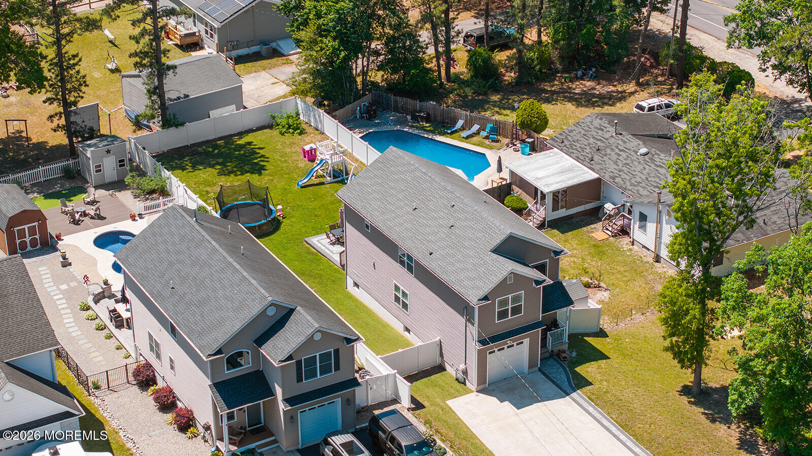 Beautifully maintained 3-bedroom, 2.5-bath home featuring an open-conc – image 35