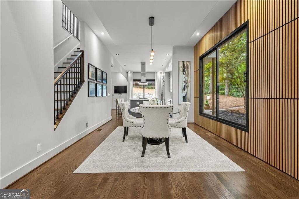 Gracious proportions and well-defined living spaces offer the perfect – image 5