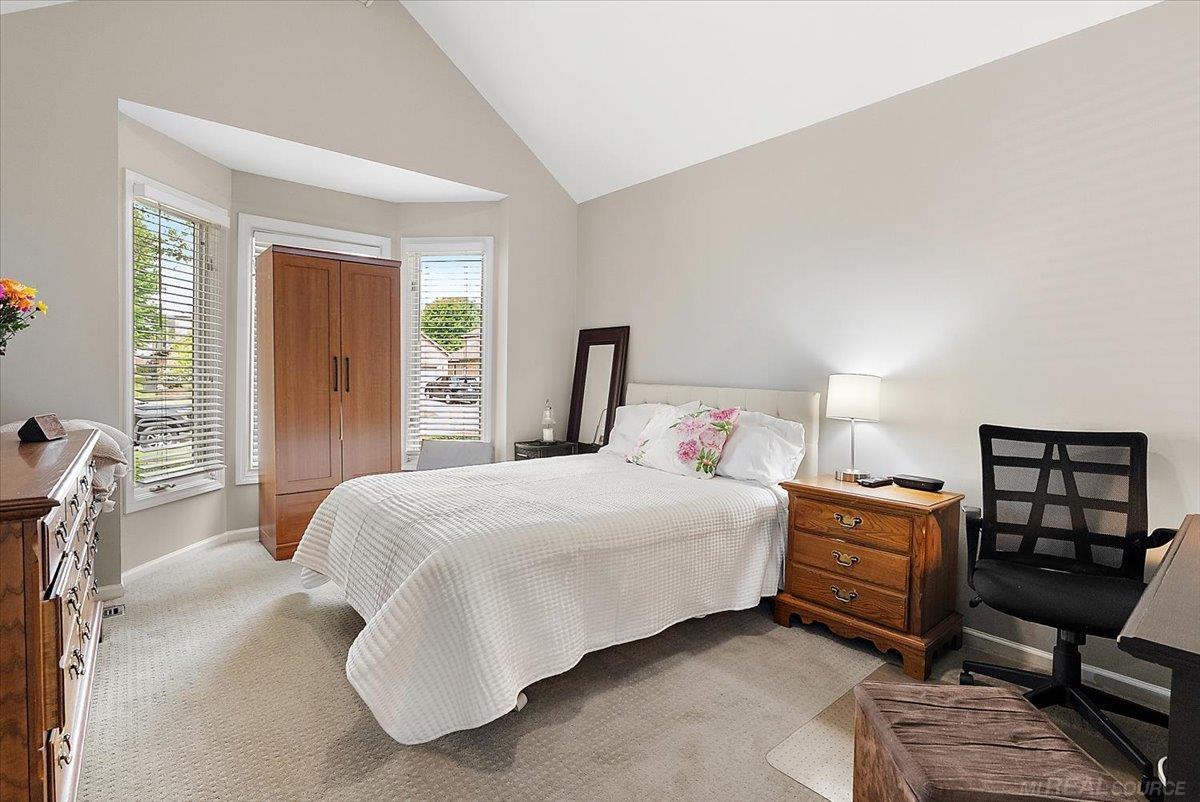Rare find! Beautiful 4 Bedrom Split Level home with inground pool loca – image 34