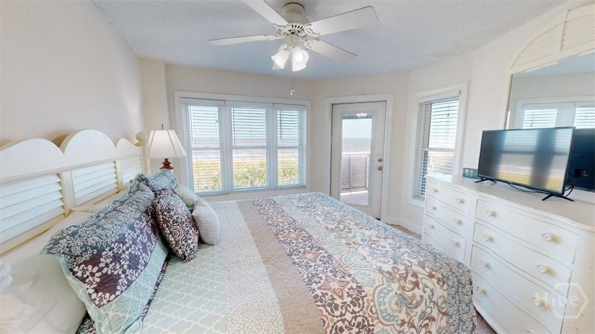 OCEAN FRONT condo - 3rd Floor - What an amazing view. Located on the t – image 10