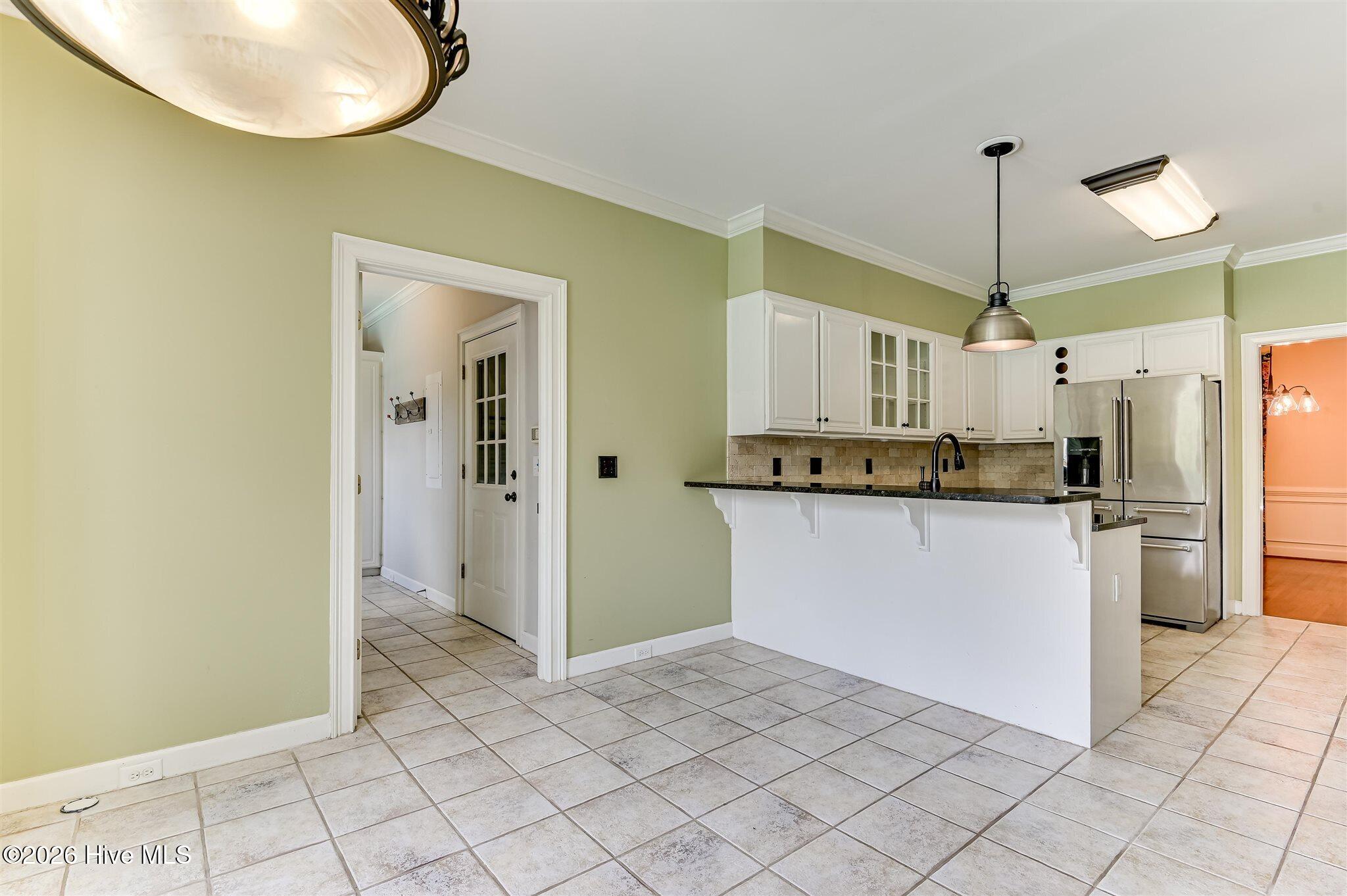 Welcome to this stunning brick home nestled on a quiet cul-de-sac in t – image 17