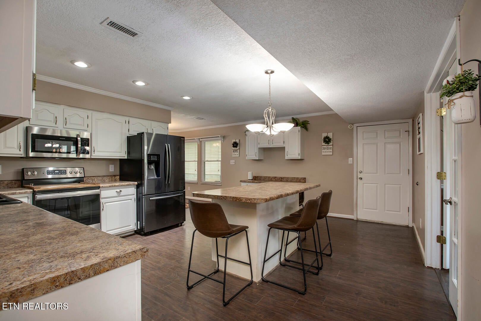 Are you looking for a wonderful home in a desired subdivision in a gre – image 16