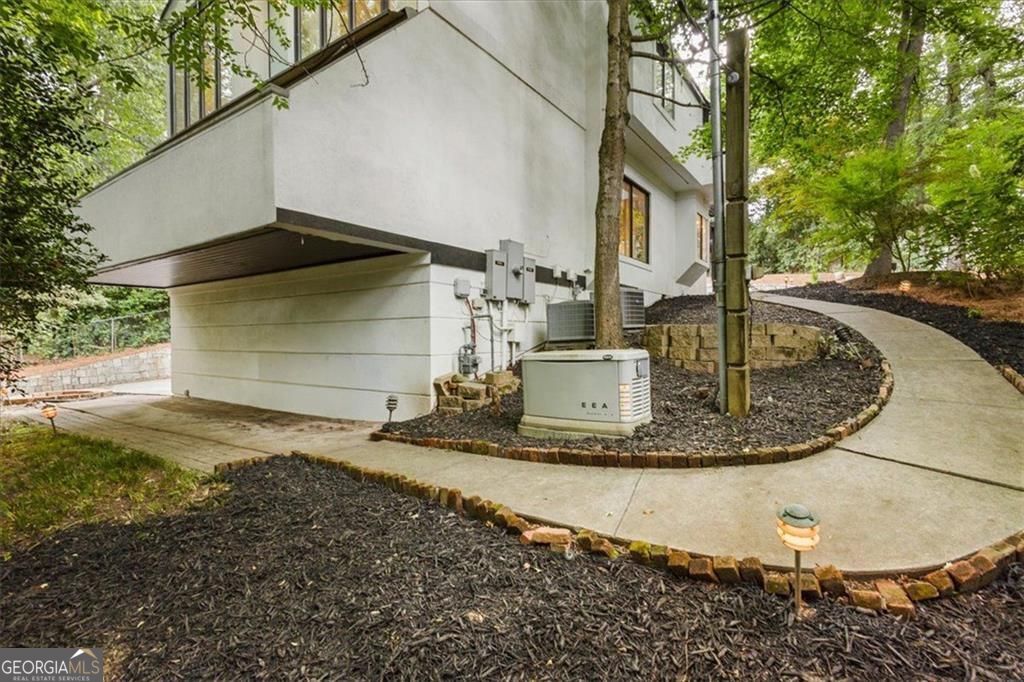 Gracious proportions and well-defined living spaces offer the perfect – image 60