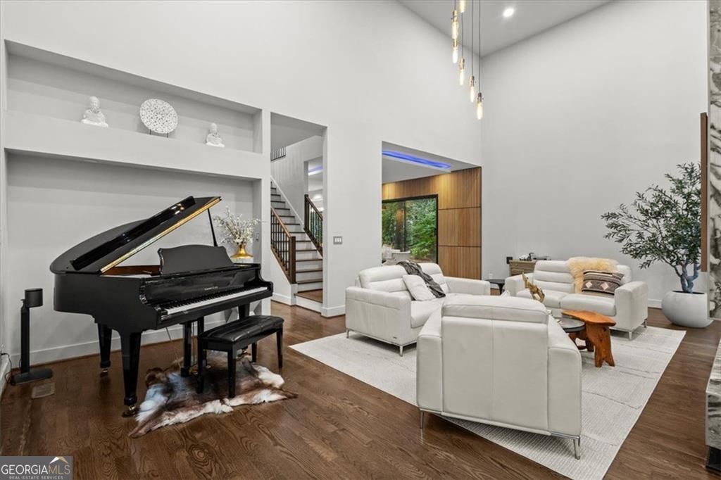 Gracious proportions and well-defined living spaces offer the perfect – image 6