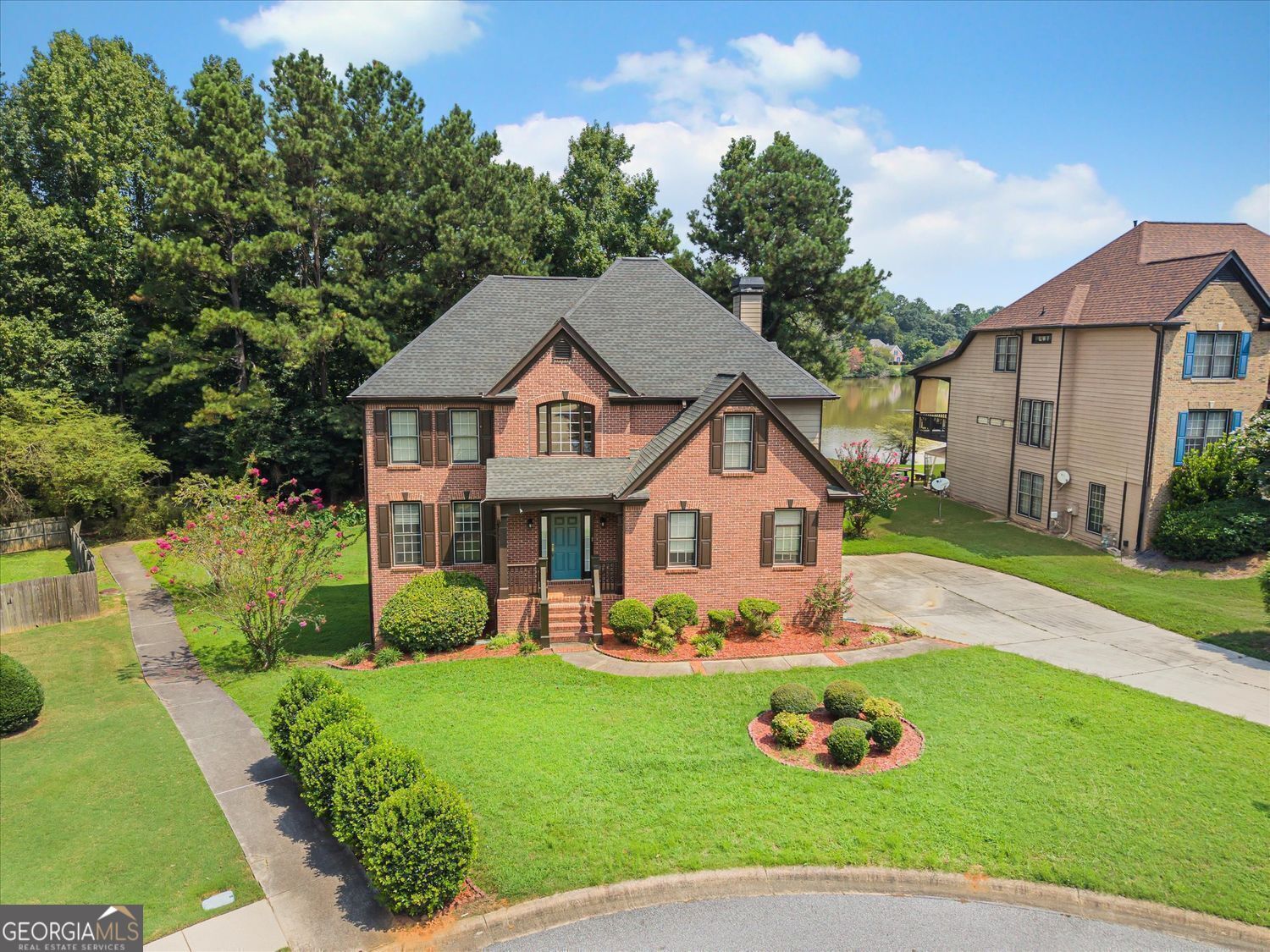 Fully finished basement with refined lakefront living in this beautifu – image 18