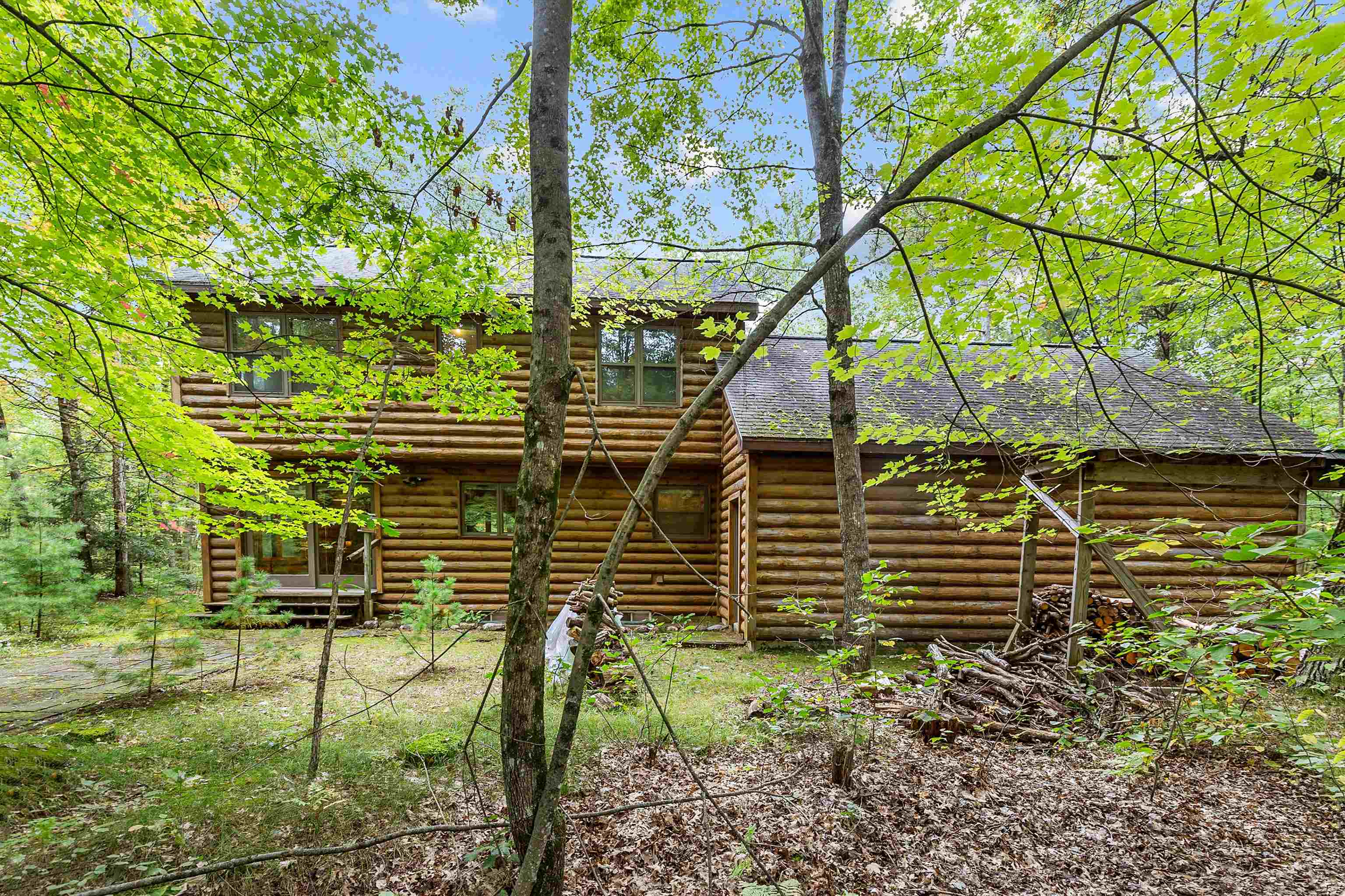Experience the best of Legend Lake in this charming 1.5-story cottage. – image 4